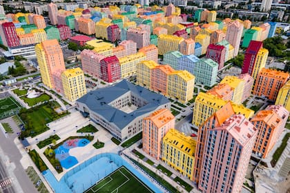La capital de Ucranina, Kiev, cuenta con un barrio tan colorido y geométrico como los bloques de juguete para armar