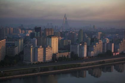 La capital. Una vista de Pyongyang, corazón del régimen comunista, con la costa del río Taedong en el frente y el edificio del hotel Ryugyong, aún en construcción, sobresaliendo del resto