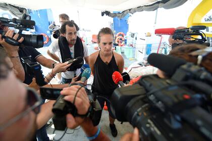 La capitana alemana Carola Rackete, a bordo del Sea-Watch, al hablar con la prensa