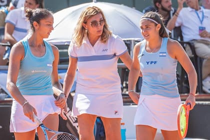 La capitana Mercedes Paz y la doblistas Jazmín Ortenzi y Julia Riera: en Córdoba, Argentina cayó con Suiza y no logró el ascenso a la elite de la BJK Cup