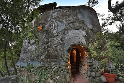 La caprichosa forma de esta estructura destaca en las ofertas de propiedades a la venta en Santa Bárbara, con un precio de US$3,3 millones