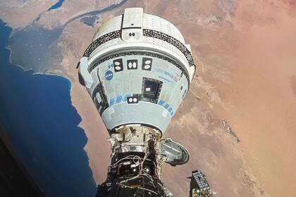 La cápsula de la nave reutilizable Starliner acoplada al módulo Harmony de la Estación Espacial Internacional, en órbita a 421 kilómetros de altitud, el 13 de junio de 2024