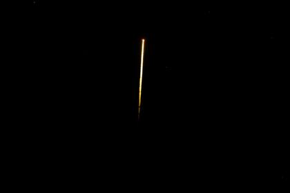 La cápsula de Space X deja una estela en el cielo mientras desciende hacia el océano