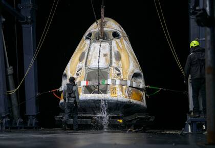 La cápsula de Space X es recuperada por uno de los buques de rescate