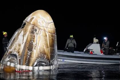 La cápsula del Boeing, que transportaba a Matthew Dominick, Michael Barratt, Jeanette Epps y el cosmonauta ruso Alexander Grebenkin, aterrizó en el Golfo de México la madrugada de viernes 25 de octubre