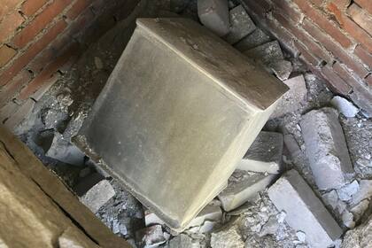 La cápsula del tiempo, una pequeña caja de plomo que mide aproximadamente un pie cúbico, fue descubierta en mayo de 2023 durante una restauración