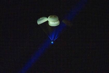 La cápsula Dragon Endurance, de SpaceX, con cuatro astronautas a bordo, desciende en paracaídas en aguas del golfo de México, frente a Tampa, Florida, a su regreso desde la Estación Espacial Internacional. (Keegan Barber/NASA vía AP)