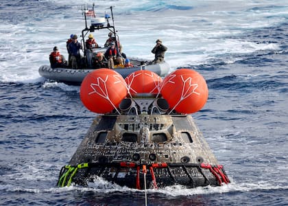 La cápsula Orion de la NASA es transportada a la cubierta del USS Portland tras amarizar después del éxito de la misión no tripulada Artemis I