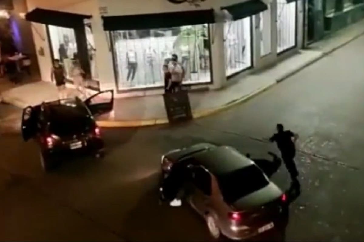 La captura de los dos jóvenes que intentaron huir en la camioneta Renault Duster robada que usaba un jefe policial que mató a un hombre e hirió a otro
