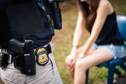 La captura de una embarazada de cuatro meses en un control migratorio en Texas pone en evidencia el presunto incumplimiento de una normativa de 2021 que limita esta practica