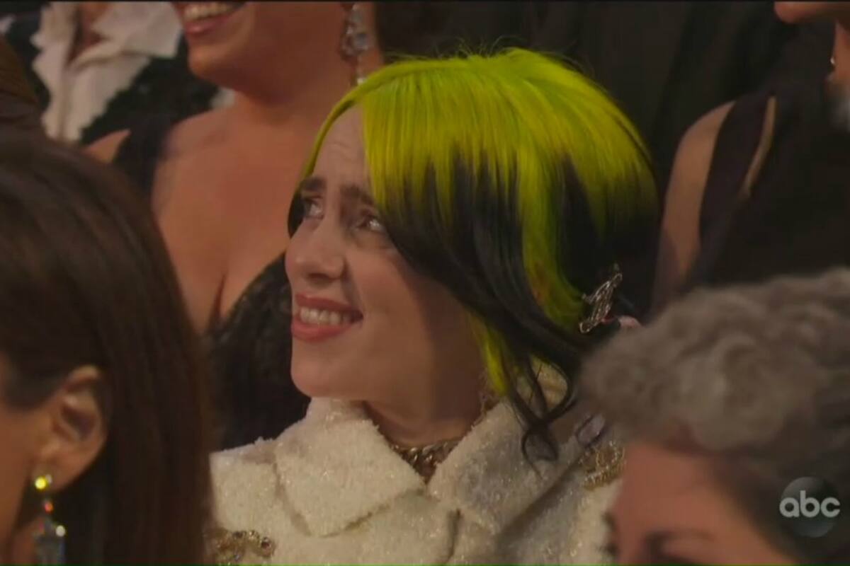 La cara de Billie Eilish mientras Maya Rudolph y Kristen Wiig cantaban causó furor en las redes