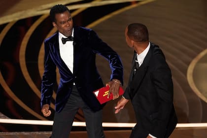 La cara de Chris Rock luego de recibir una cachetada de Will Smith en los premios Oscar (AP Photo/Chris Pizzello)