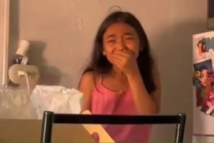 La cara de emoción de la pequeña al enterarse que verá jugar a Lionel Messi en San Salvador (Foto: captura de pantalla)