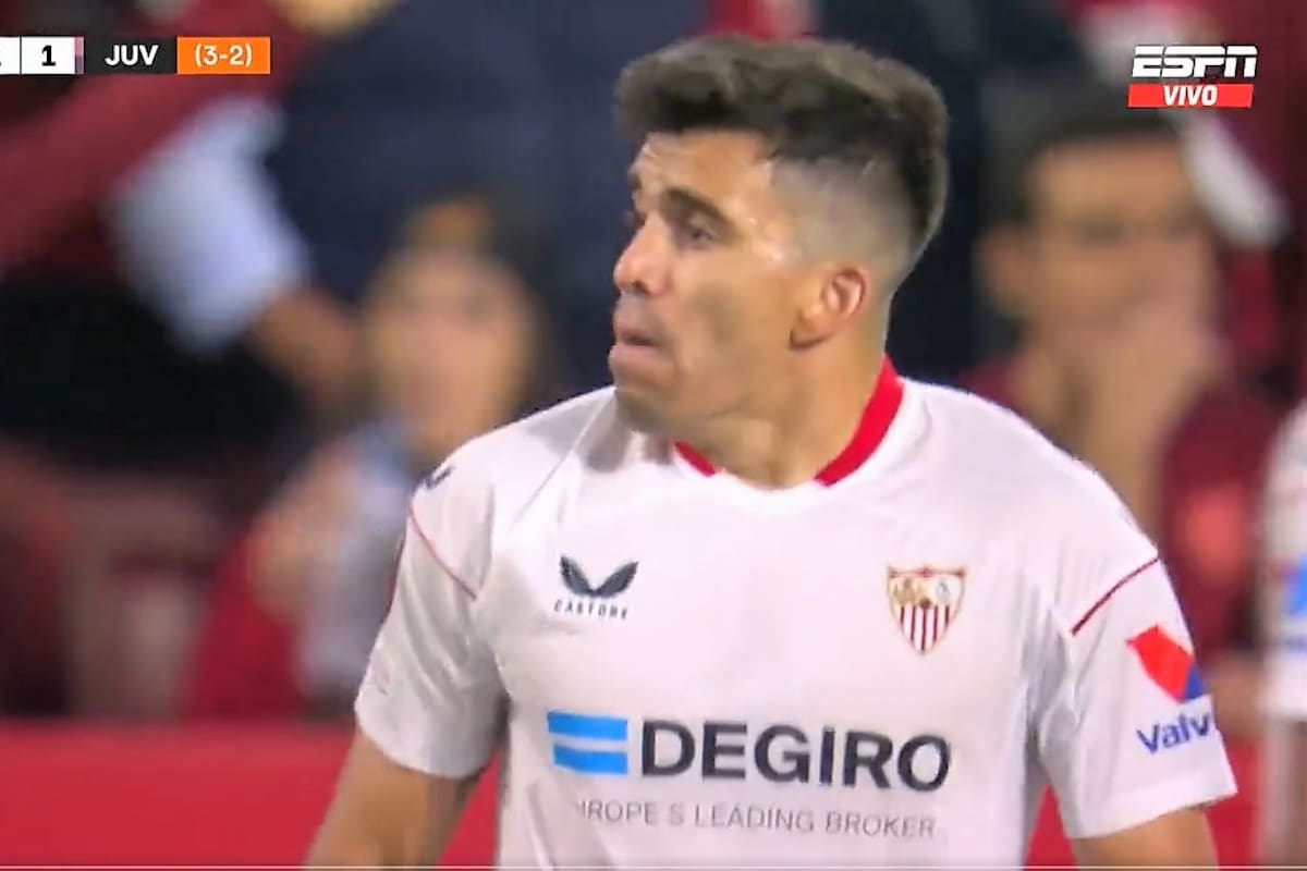 La cara de incredulidad de Marcos Acuña tras ser expulsado en Sevilla