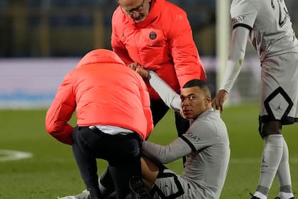La cara de Kylian Mbappé lo dice todo mientras recibe asistencia médica ante Montpellier por la Ligue 1