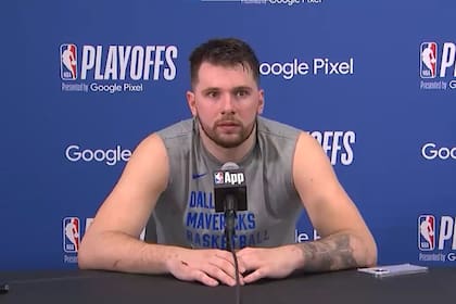 La cara de Luca Doncic, de los Dallas Mavericks, cuando escuchó los sonidos durante la conferencia de prensa