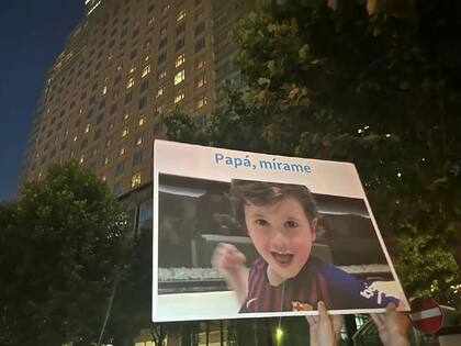 La cara de Mateo, su hijo, el motivo por el cual sonrió Messi desde el micro