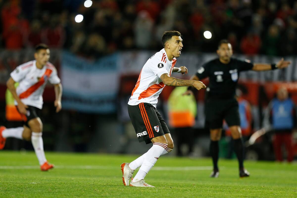 La cara de Matías Suárez lo dice todo: el penal se va por arriba del travesaño