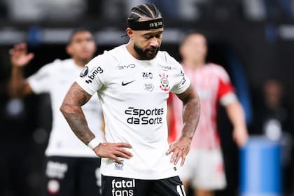 La cara de tristeza de Depay tras tirar por encima el penal que le daba el empate a Corinthians