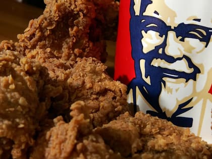 La cara del Coronel Sanders ilustra la marca de pollo frito KFC, que patentó en 1940