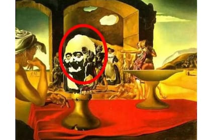 La cara del hombre se encuentra en el superior izquierdo de la imagen