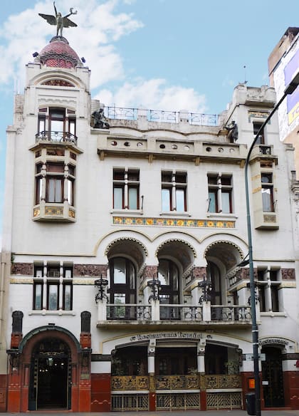 La característica cúpula de cobre del Club Español, sobre calle Bernardo de Irigoyen, en Monserrat