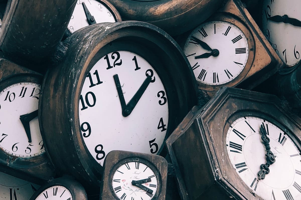 “La característica interesante de las leyes de Newton, que no se apreció hasta mucho después, es que no distinguen entre el pasado y el futuro”, dice el físico teórico y filósofo Sean Carroll (Foto: Unplash)