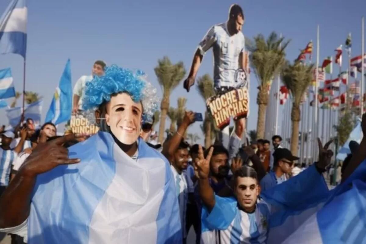 La caravana de hinchas en Qatar para alentar a sus selecciones en la previa al Mundial, generó sospechas de no ser espontánea