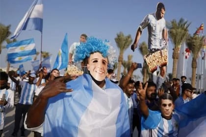 La caravana de hinchas en Qatar para alentar a sus selecciones en la previa al Mundial, generó sospechas de no ser espontánea