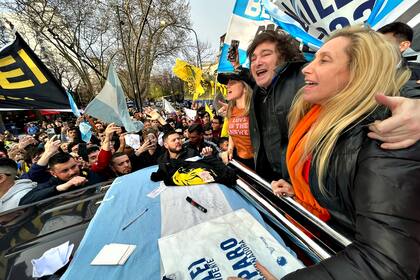 La caravana de Javier Milei en la ciudad de La Plata