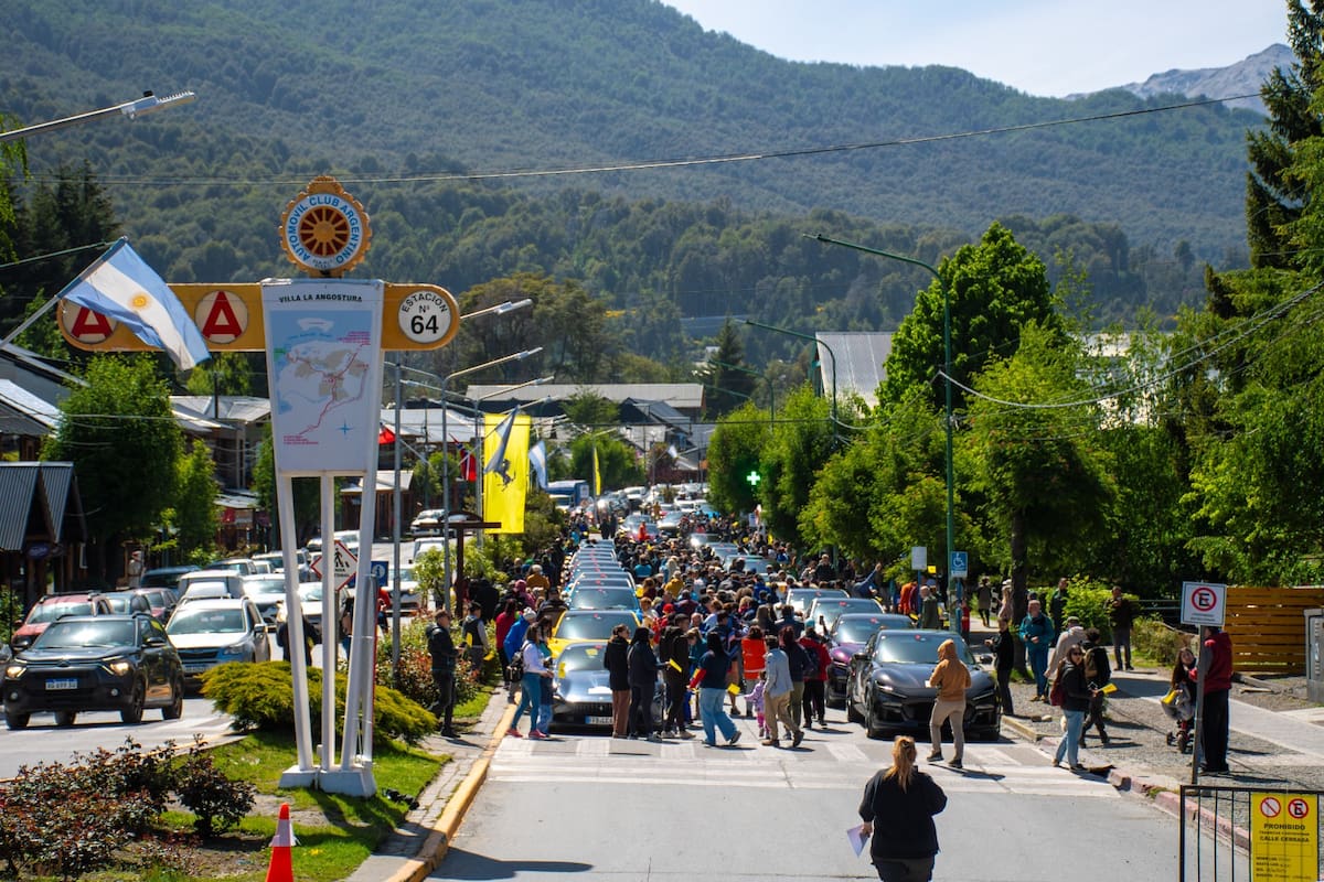 La caravana de las Ferrari pasó por Villa Langostura Fuente: Angostura informa