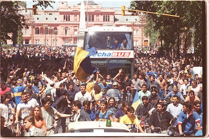 La caravana de los hinchas para seguirle el paso al micro de Boca en Buenos Aires