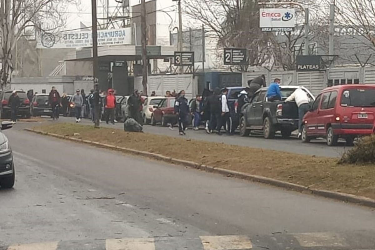 La caravana mortuoria que acompañó los restos de Franco Moreyra se detuvo unos minutos en el Estadio Centenario, donde los 70 integrantes entonaron algunos cánticos que hablaban de "venganza"