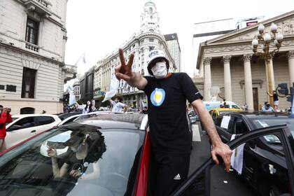 La caravana por el Día de la Lealtad continuó por la tarde entre el Obelisco y la Plaza de Mayo