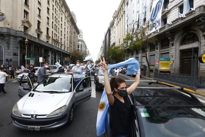 La caravana por el Día de la Lealtad continuó por la tarde entre el Obelisco y la Plaza de Mayo