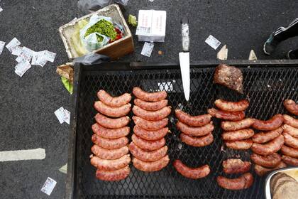 Un puesto de choripanes en la caravana por el Día de la Lealtad
