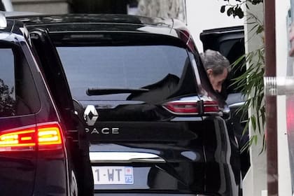 La caravana que transportaba a Nicolas Sarkozy llegó a su residencia en París tras su liberación de la prisión de La Santé