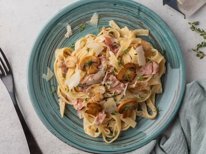 La carbonara es netamente italiana, originaria del Lacio, preparada con yema de huevo, panceta y queso
