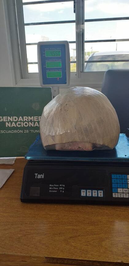 La carcasa en forma de panza que portaba la mujer, repleta de paquetes de marihuana.