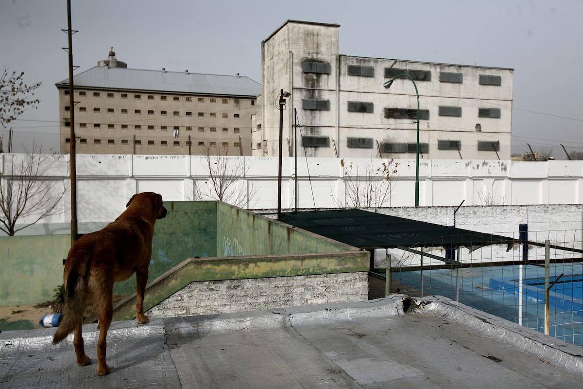 La cárcel de Devoto vista desde una casa vecina