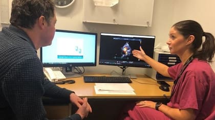 La cardióloga Hannah Douglas fue la encargada de darle la dura noticia al reportero, pero también le ofreció una solución menos drástica que un trasplante (FOTO: CHRIS SLEGG)