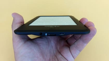 La carga de la batería es con un conector microUSB convencional; tiene una ranura para expandir la memoria con una tarjeta microSD y, en un modelo, el conector de audio