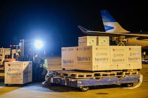 La carga del avión de Aerolíneas Argentinas con las dosis de la vacuna Sputnik V