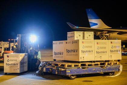 La carga del avión de Aerolíneas Argentinas con las dosis de la vacuna Sputnik V