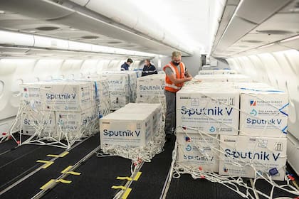 La carga del avión de Aerolíneas Argentinas con las dosis de la vacuna Sputnik V