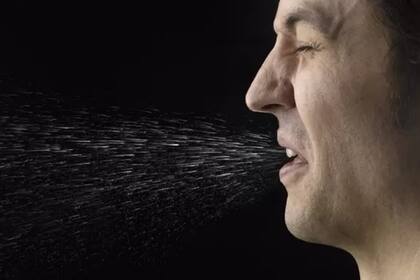 La carga promedio de partículas virales que se liberan al hablar o estornudar oscila entre 10.000 y 1 millón de partículas.