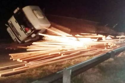 La carga se desparramó en el asfalto
