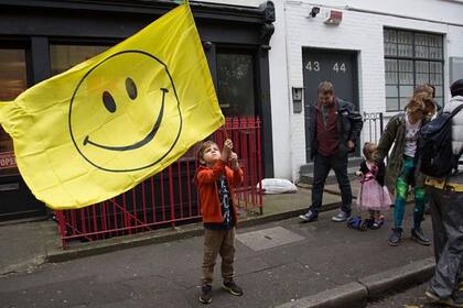 La carita feliz en una protesta de 2016 en Londres tras el cierre del club Fabric