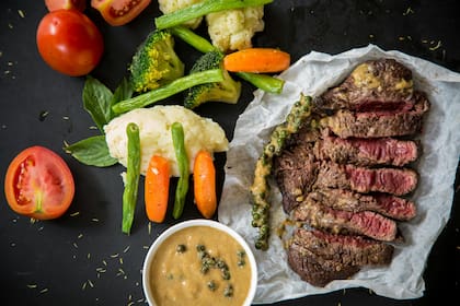 La carne a la parrilla con manteca tiende a quedar más tierna y jugosa