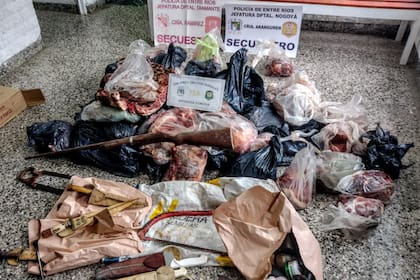 La carne, cuchillos y armas encontradas en los operativos